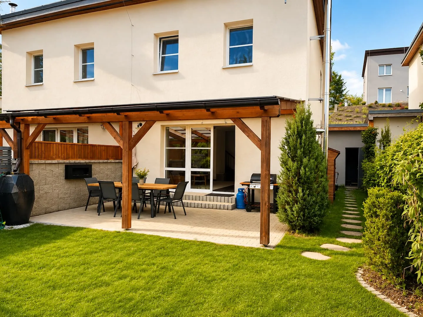 Domeček zvenku – zahrada, dřevěná pergola a krytá terasa s posezením